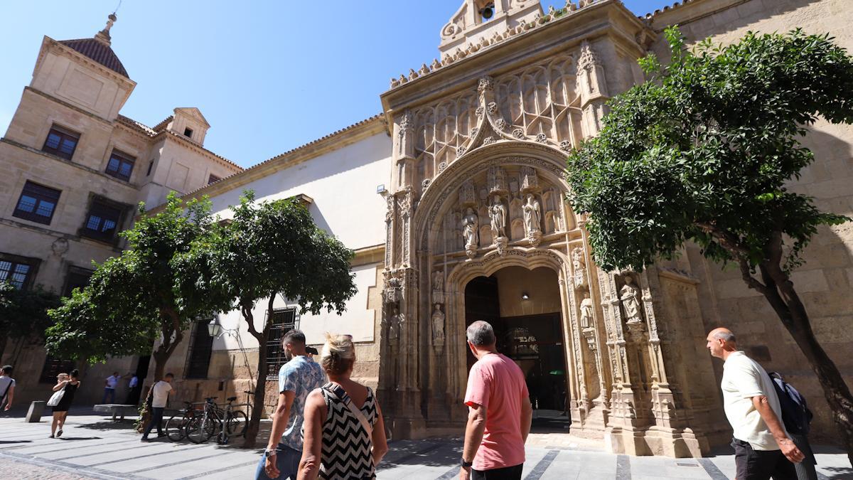 Varias personas caminan junto al Palacio de Congresos y Exposiciones de Córdoba.