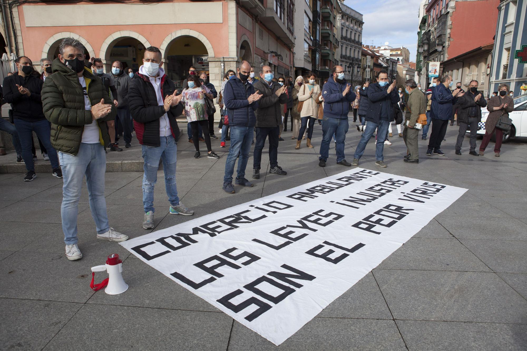 La hostelería de Avilés muestra en la calle su situación crítica.