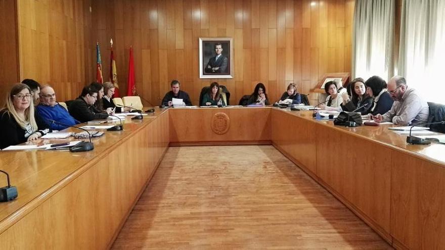 La reunión se ha celebrado en la mañana del jueves en el salón de plenos del Ayuntamiento de Elda