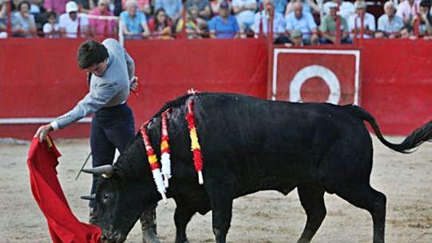 Alberto Durán en uno de sus pases al toro.