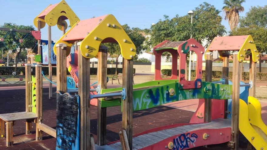 Uno de los juegos infantiles lleno de grafitis.