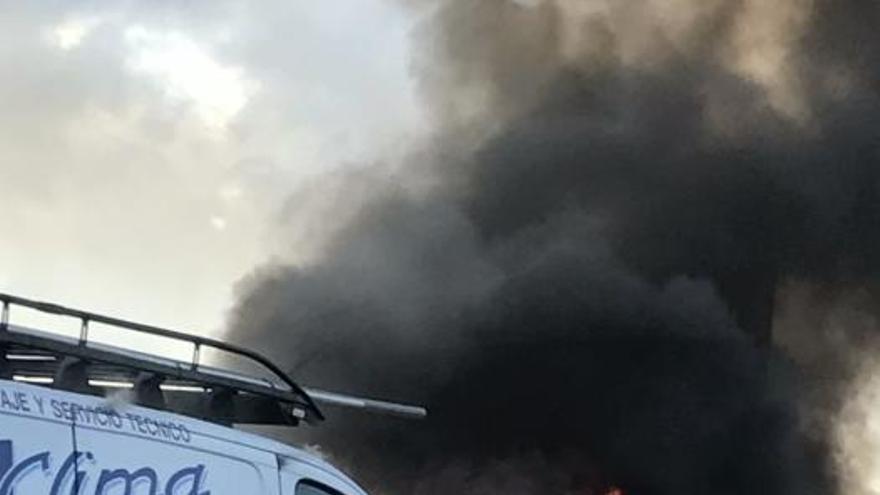 Retenciones en la autopista Inca-Palma tras incendiarse un vehículo