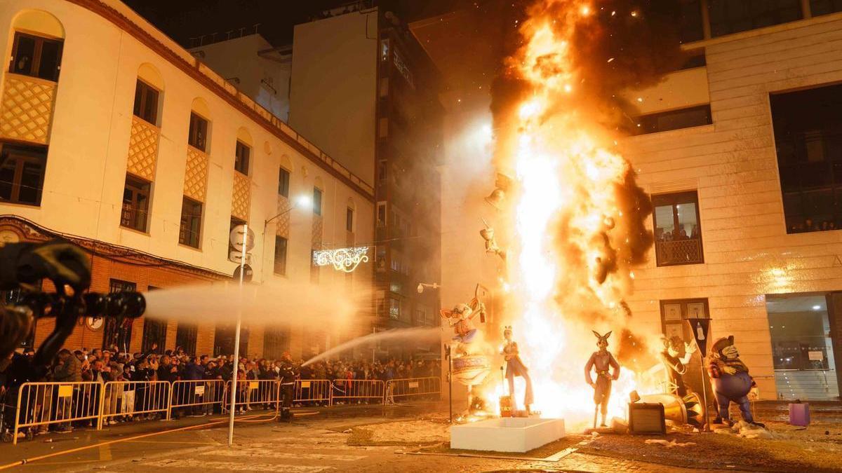 Momento en el que las llamas devoran el monumento grande de la falla La Vila.