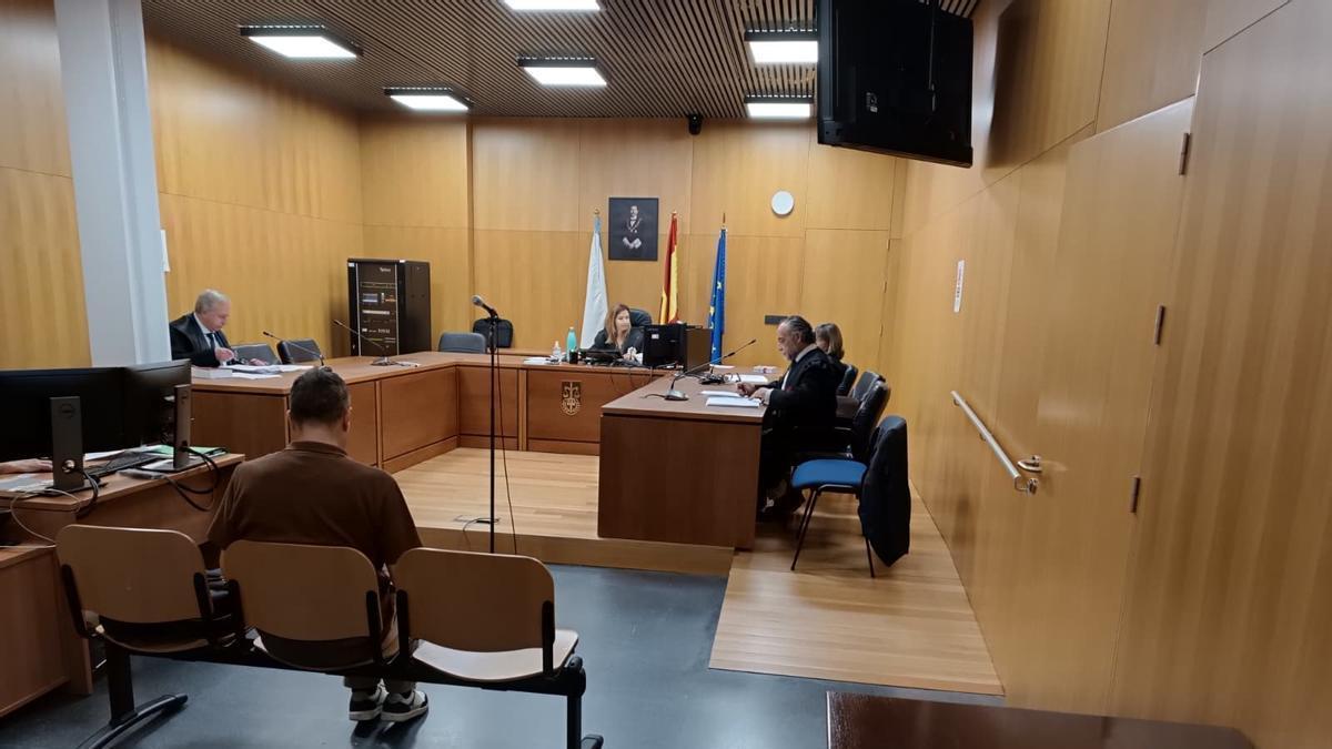 El juicio se celebró este miércoles en Ourense. En la primera fila, el abogado acusado.