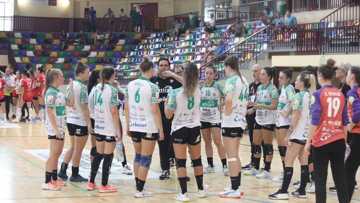 Joaquín Rocamora dando instrucciones a sus jugadoras