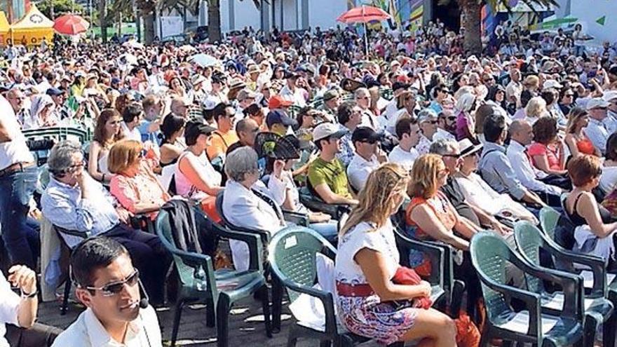 Asistentes a las conferencias celebradas ayer en el parque Santa Catalina, en el Festival Tiempo para la Paz.