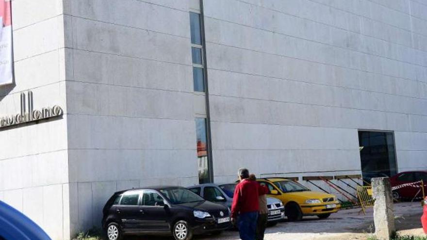 Los puntales que se instalaron para sujetar las piedras en la fachada dañada en la zona del aparcamiento.  // Gonzalo Núñez