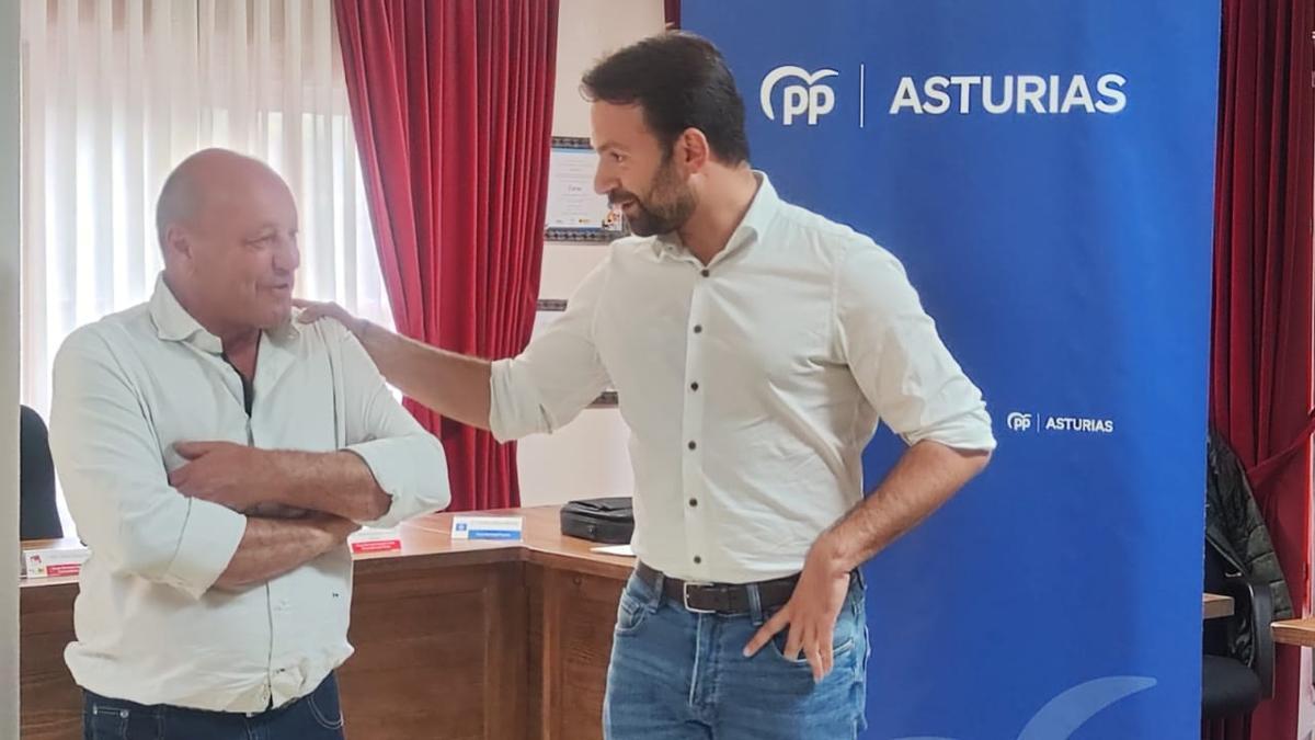 Pedro Luis Martino, nuevo presidente del PP de Parres, junto a Álvaro Queipo, presidente del PP de Asturias