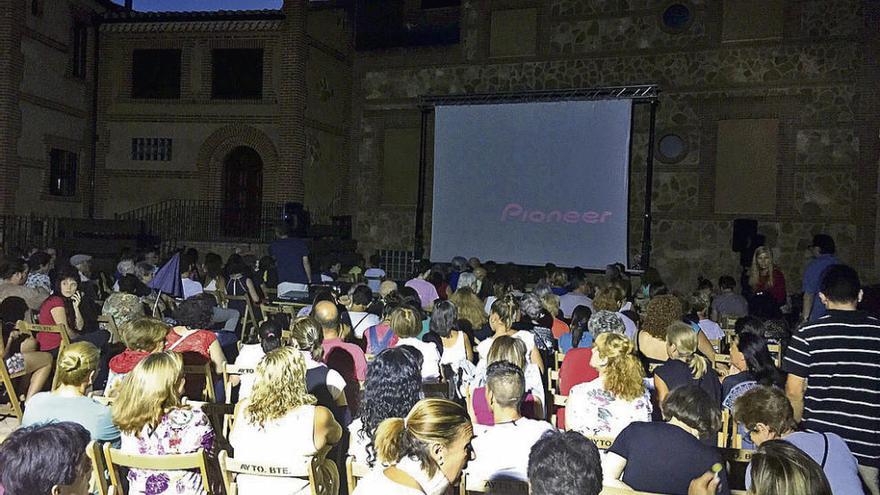 Asistentes a una de las películas del cine al aire libre durante este verano en Benavente.