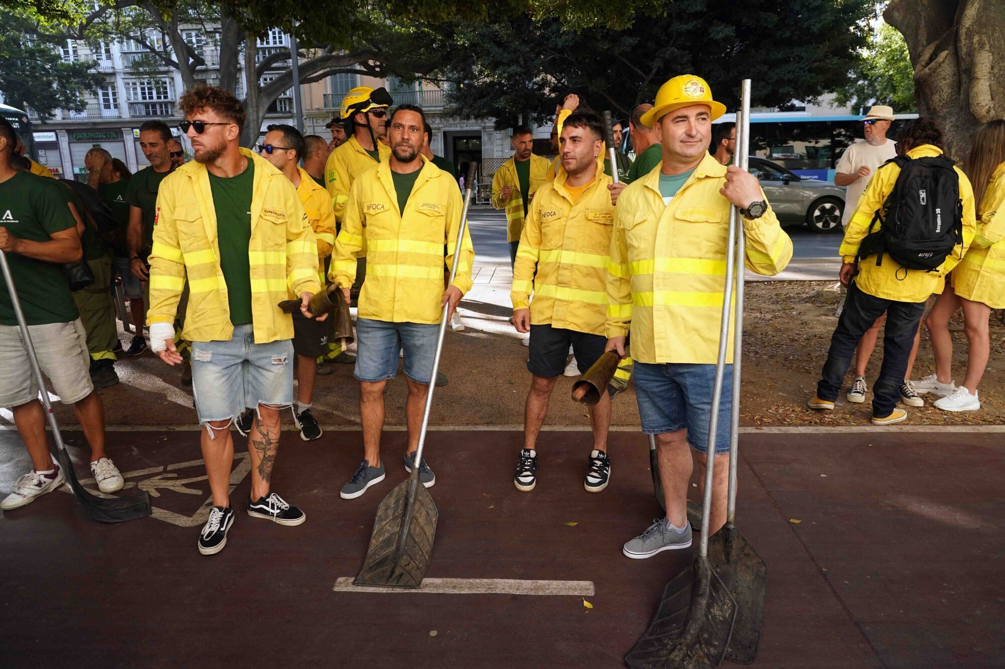 Los bomberos del Infoca se manifiestan en Málaga: 'Nuestros derechos se luchan y se defienden', convocada por CGT, CCOO, UITA, CSIF, SIBFI y Movimiento Infoca, por las precarias condiciones del servicio de extinción 