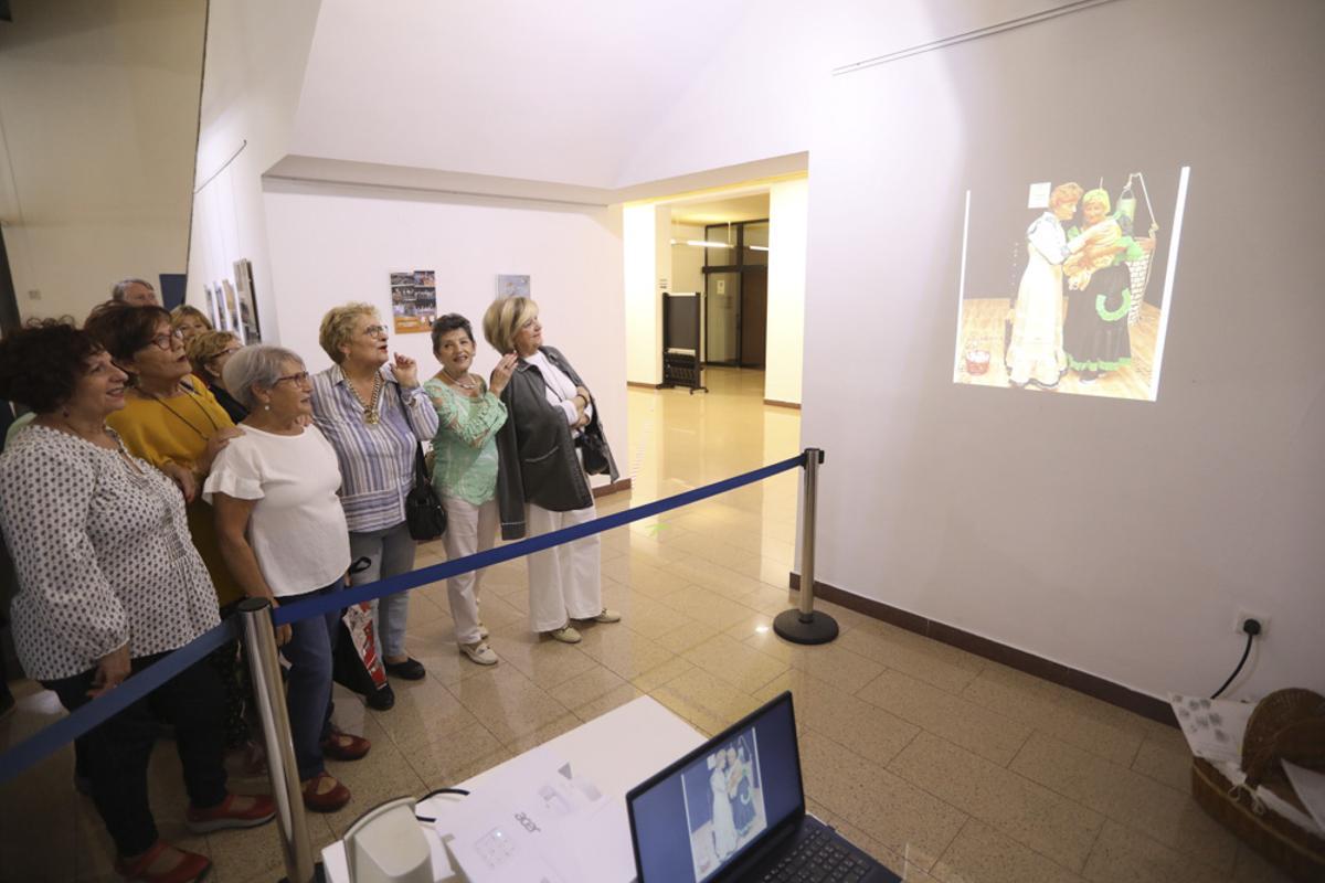 Ladies del Teatro repasan sus 25 años sobre los escenarios con una exposición en Sagunt.