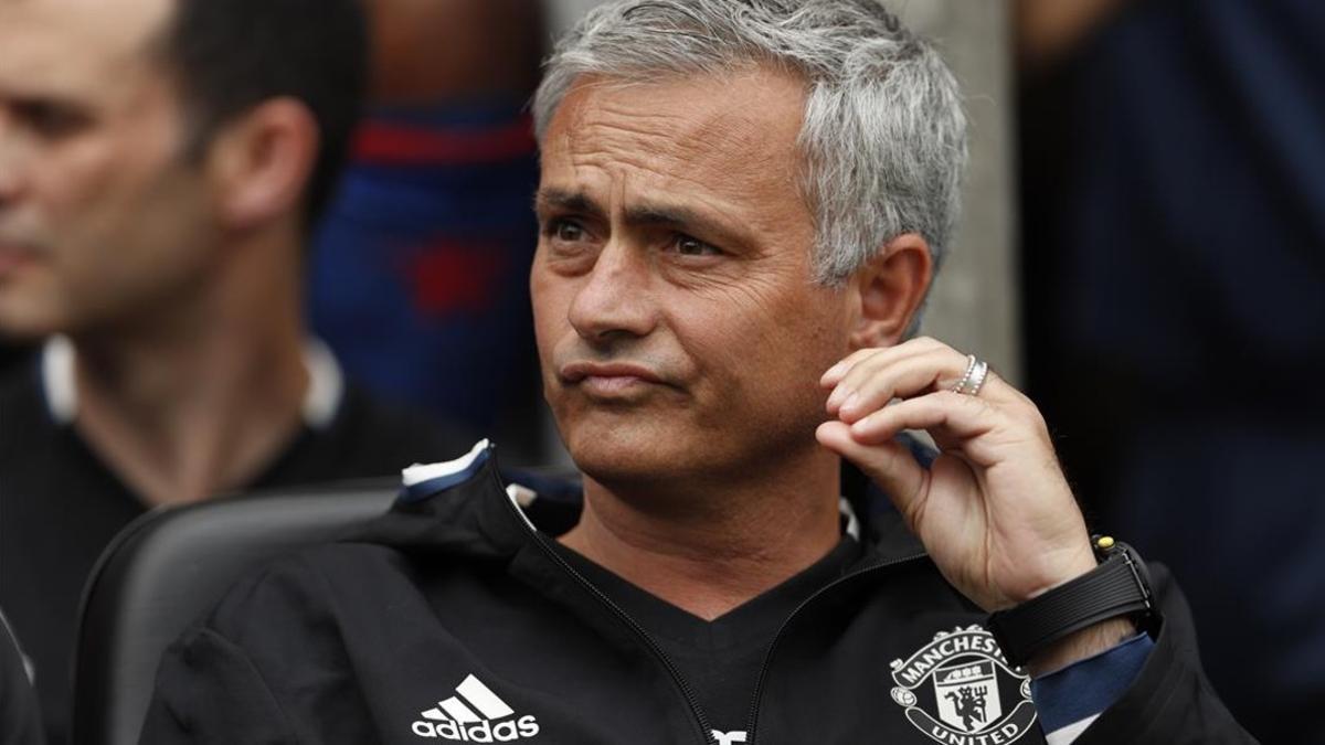 Mourinho, durante el encuentro entre el United y el Wigan