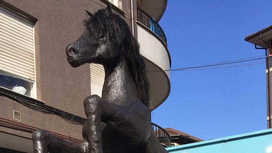 Una carroza con la figura de un asturcón en el desfile del Bollu.