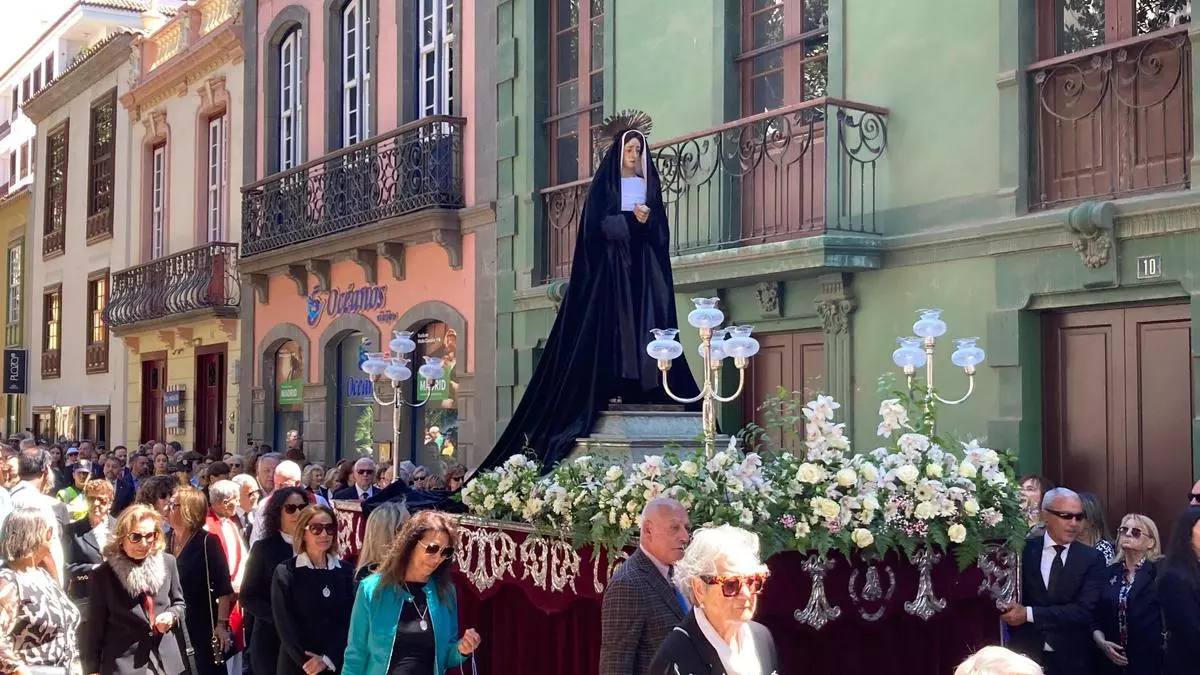 Multitudinaria procesión de la Virgen de las Angustias por Santa Cruz en un día de playa