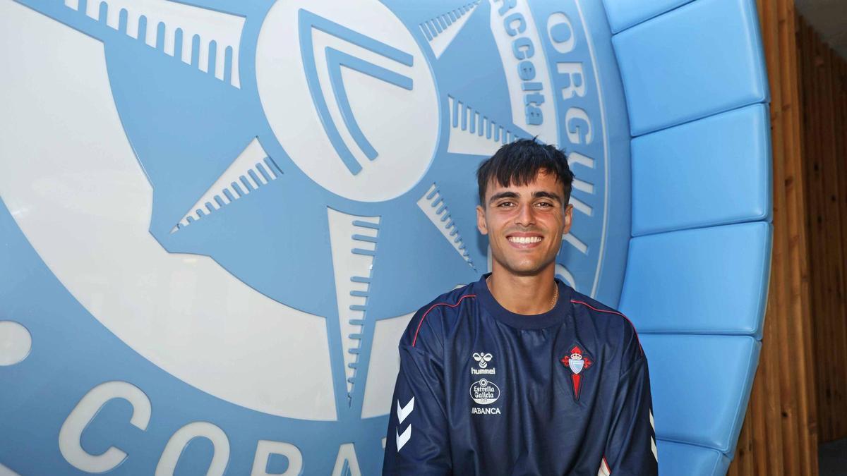 El centrocampista gondomareño posa en la ciudad deportiva de Mos.