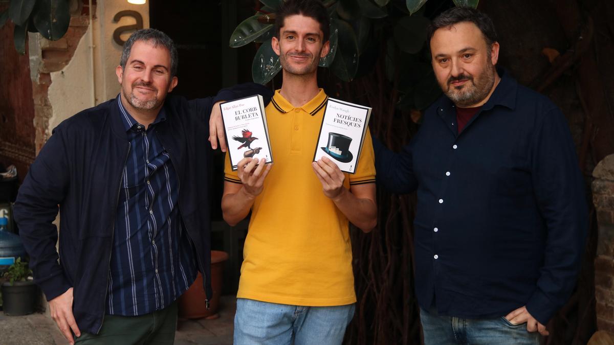 El director editorial de la col·lecció Cul-de-sac, Álvaro Muñoz i els traductors Ferran Ràfols i Jaume C. Pons Alorda a la seu de Comanegra