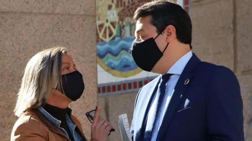 Isabel Albás y José María Bellido, en la puerta de Capitulares.