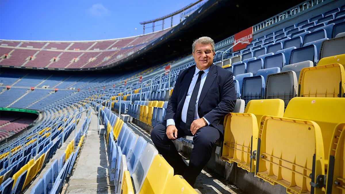 Joan Laporta sentado en su asiento en el Camp Nou