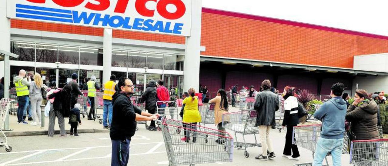 Colas a la entrada de un establecimiento de Costco