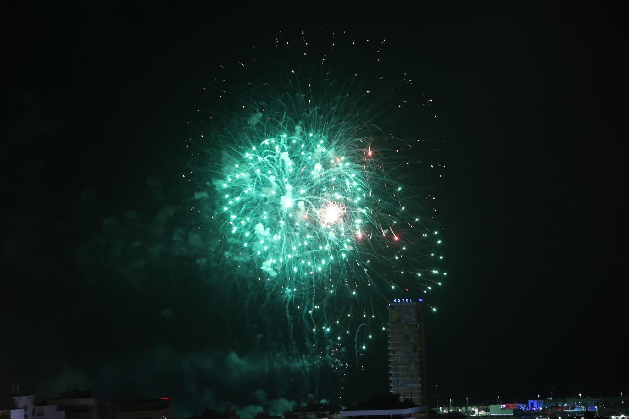 Así ha sido el espectáculo de la pirotecnia Gironina desde el Castillo de San Fernando en Alicante