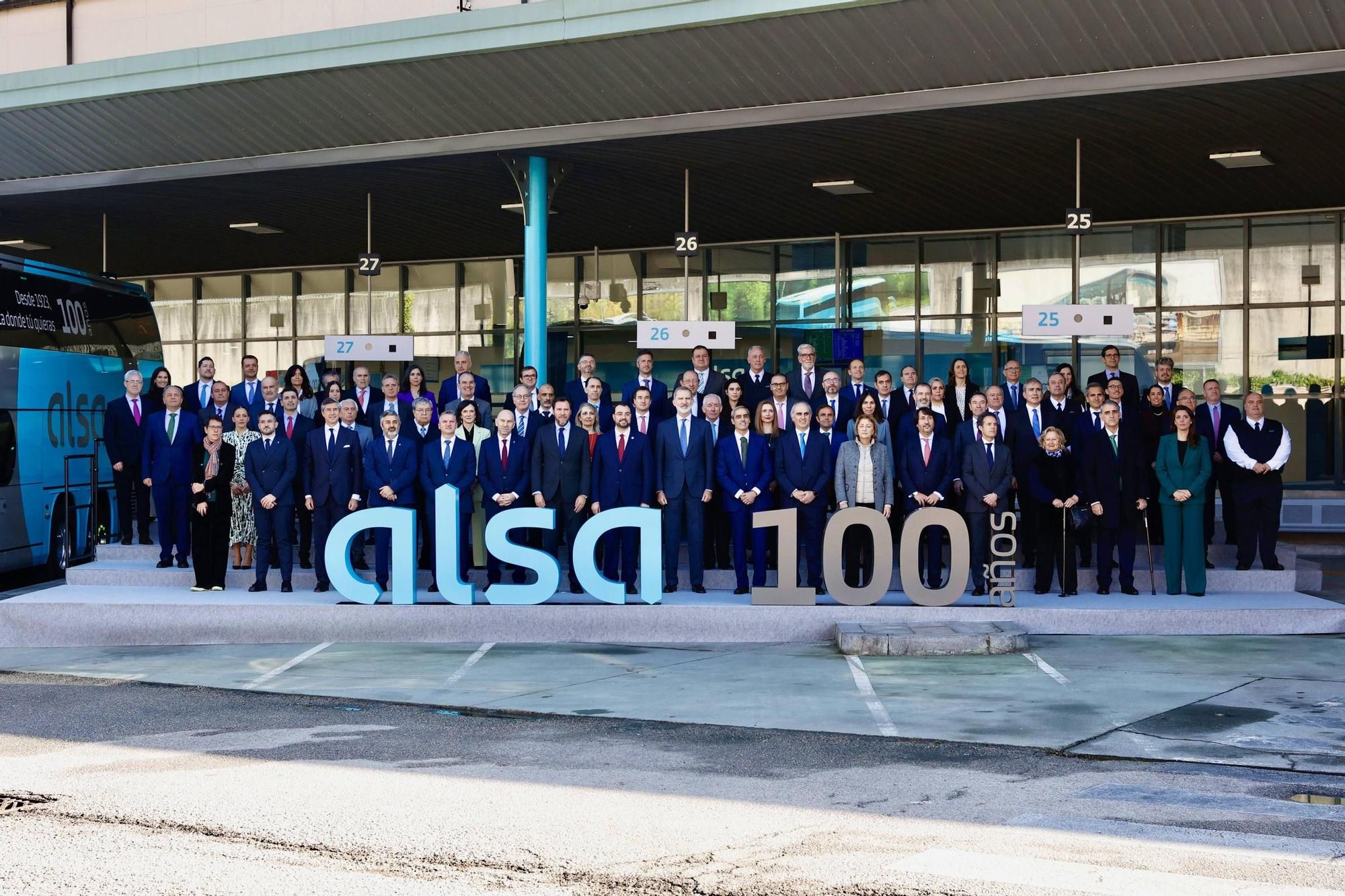 EN IMÁGENES: El Rey visita la estación de autobuses de Oviedo para conmemorar los 100 años de Alsa