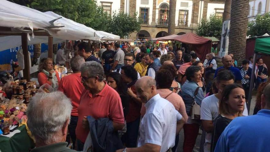 Ambiente en las calles tapiegas durante la celebración de la feria Campomar.