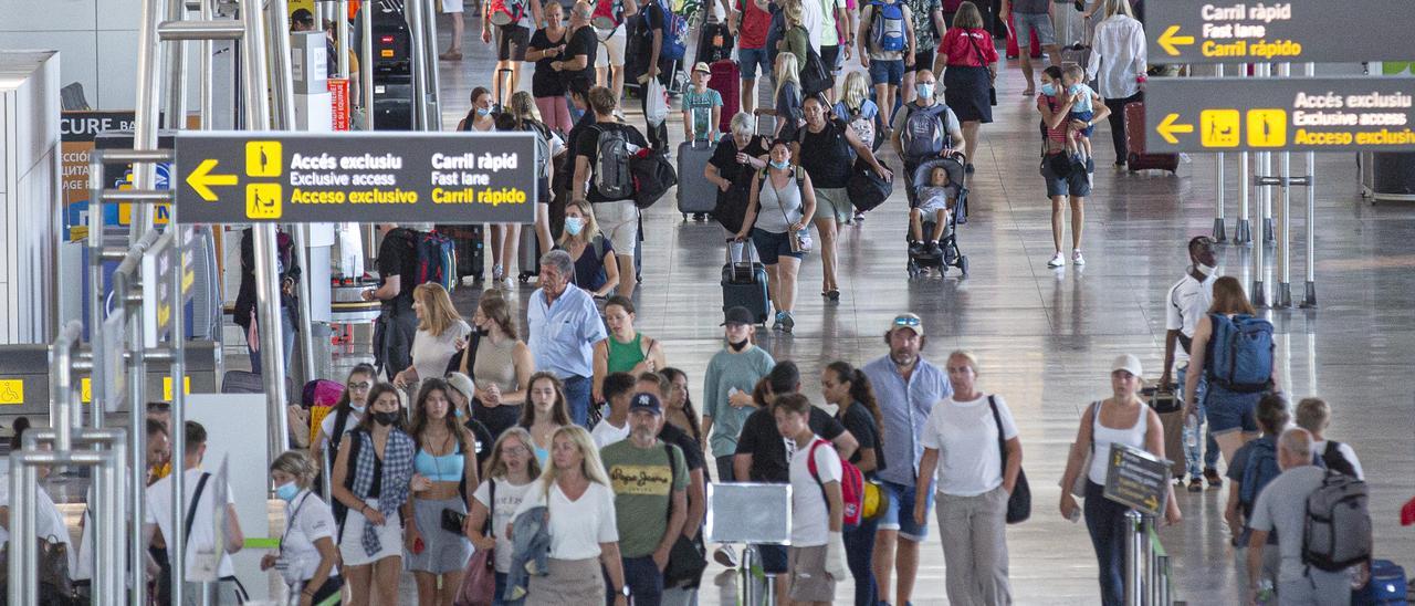 El aerpuerto de Alicante-Elche atenderá a 200.000 pasajeros entre el viernes y el lunes 15