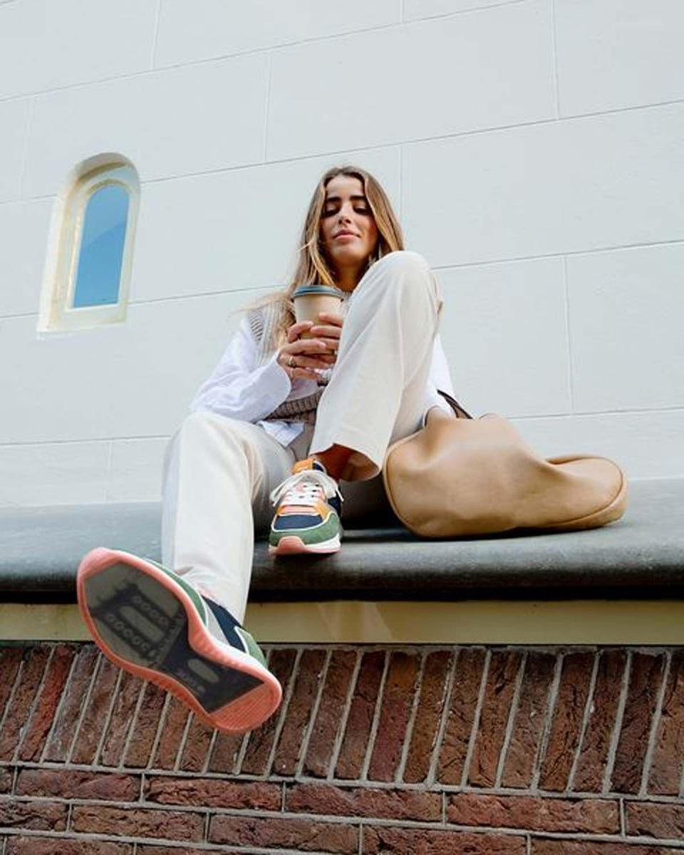 La influencer Bruna Bear con zapatillas de la colección 'City' de Hoff