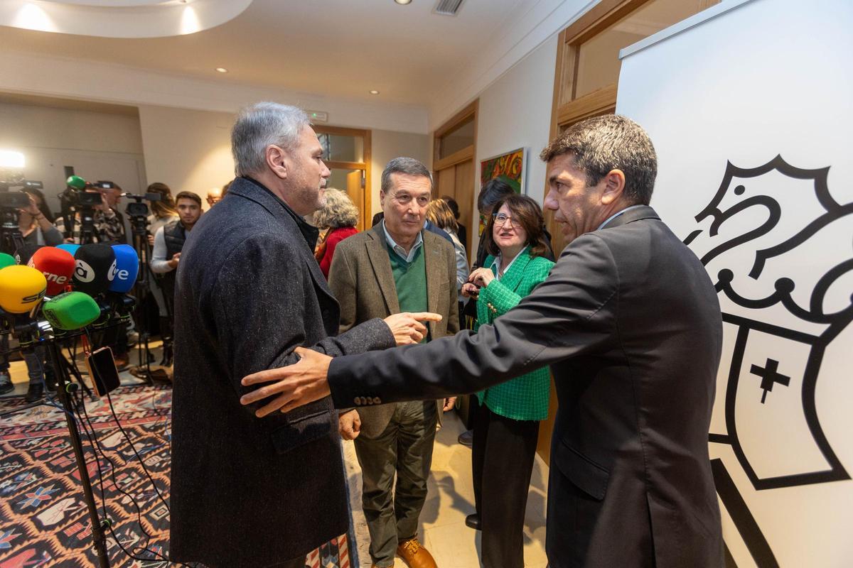 Los rectores de la UA y la UMH, con Mazón y Gómez, tras anunciar el acuerdo sobre Medicina hace un mes