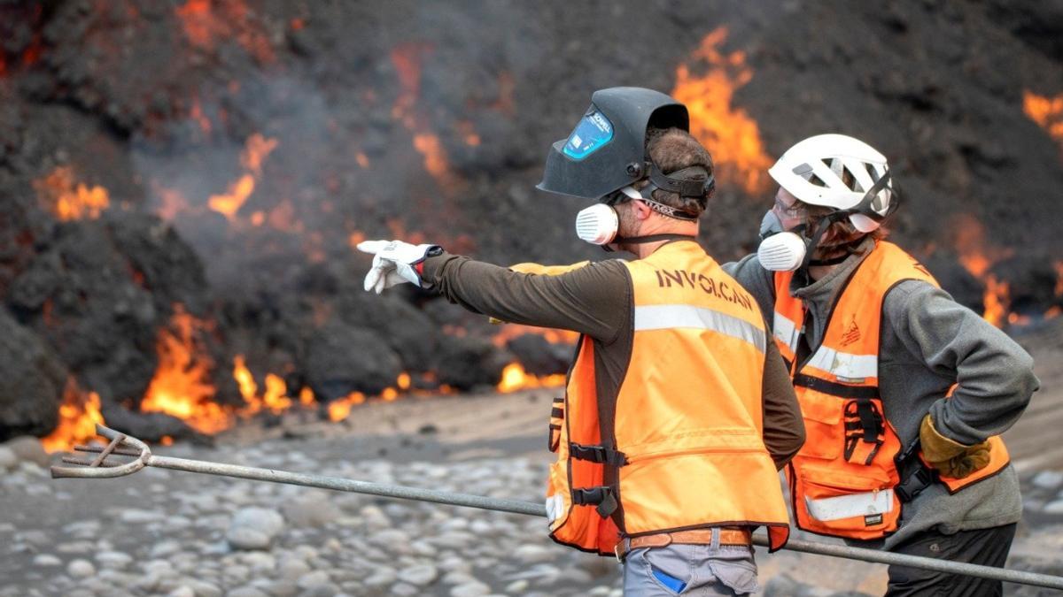 Así engulle la lava la playa de Los Guirres