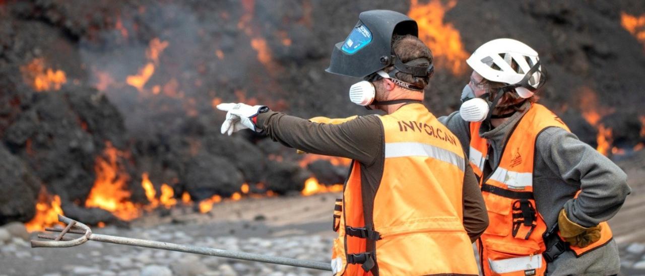 Así engulle la lava la playa de Los Guirres