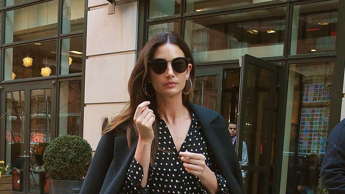 Copia el look total black de Lily Aldridge