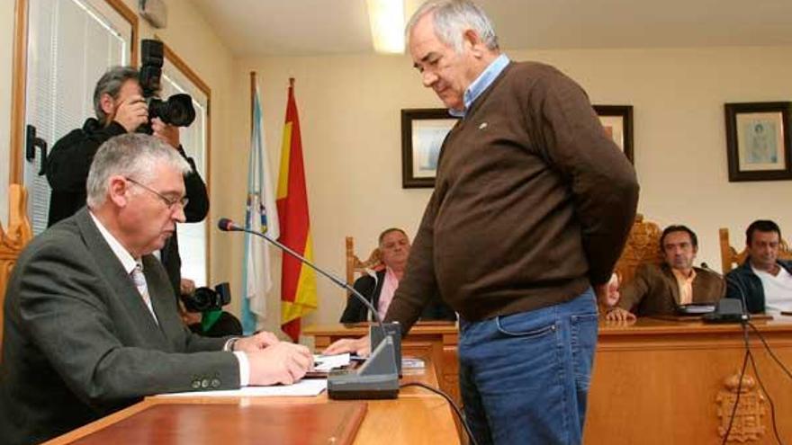 Eladio Capón (dcha), del PP, jura su cargo como nuevo alcalde de Láncara, tras prosperar la moción de censura