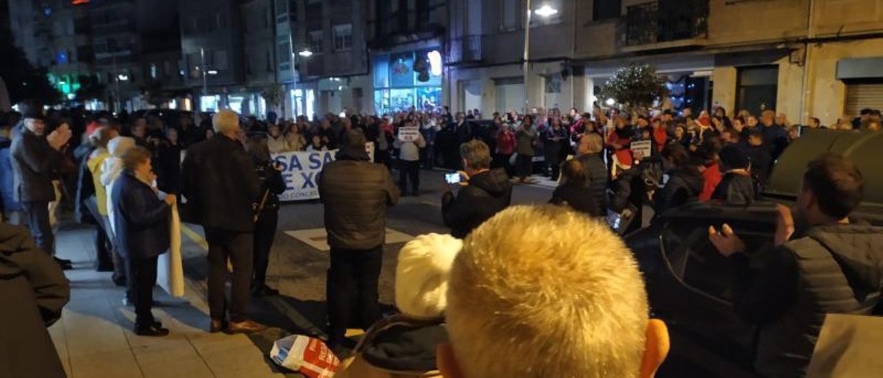 Los asistentes a la protesta ante la Casa do Mar. | FDV