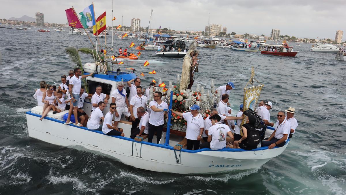 La imagen de la patrona navega junto a más de 150 embarcaciones en su romería en San Pedro.