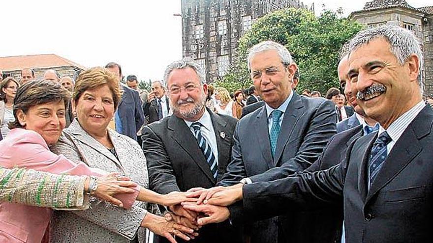 María José Rubio, Carmen Avendaño, Bernat Soria, Emilio Pérez Touriño y Manuel Ameijeiras, ayer a la entrada del pazo Baión.