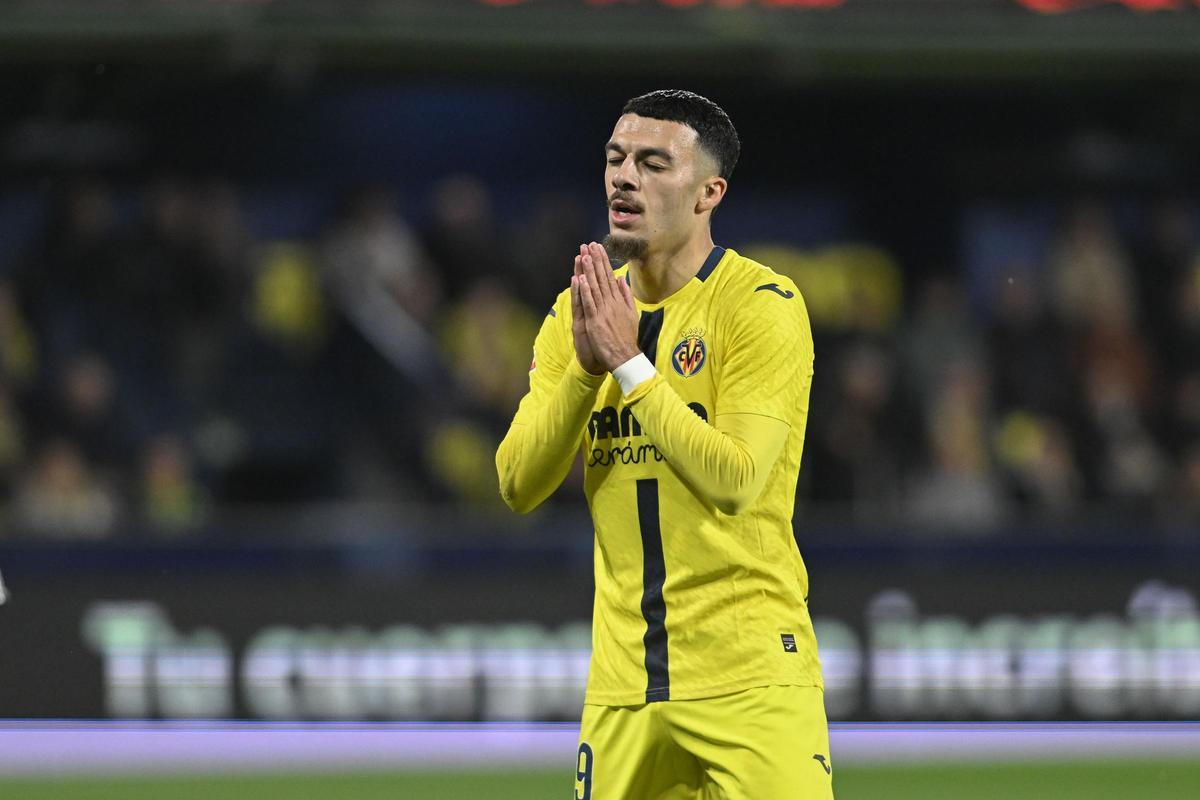 Mikautadze, ante la Real Sociedad.