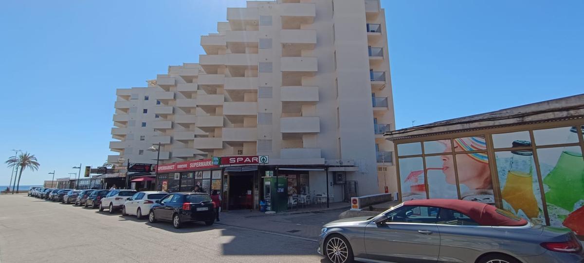 Bloque de apartamentos desalojado la noche del miércoles al incendiarse un supermercado.