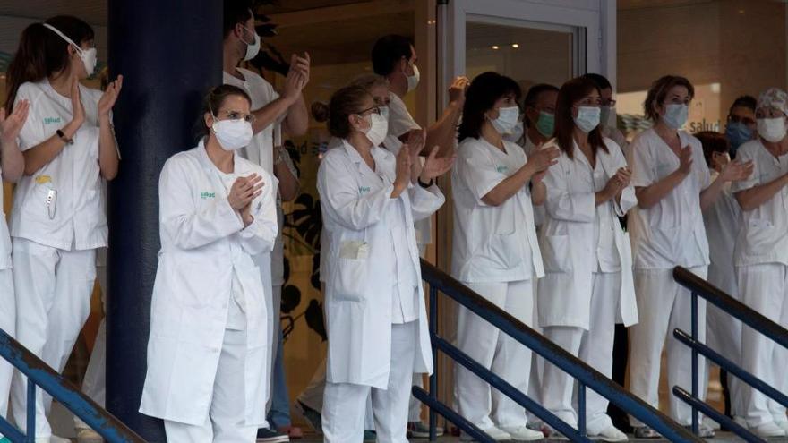 Sanitarios aplauden a las puertas del hospital de Huesca.