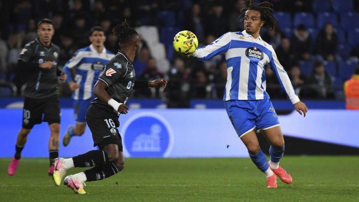 Lucas Noubi controla la pelota ante Cipenga durante el partido contra el Castellón. |  Carlos Pardellas