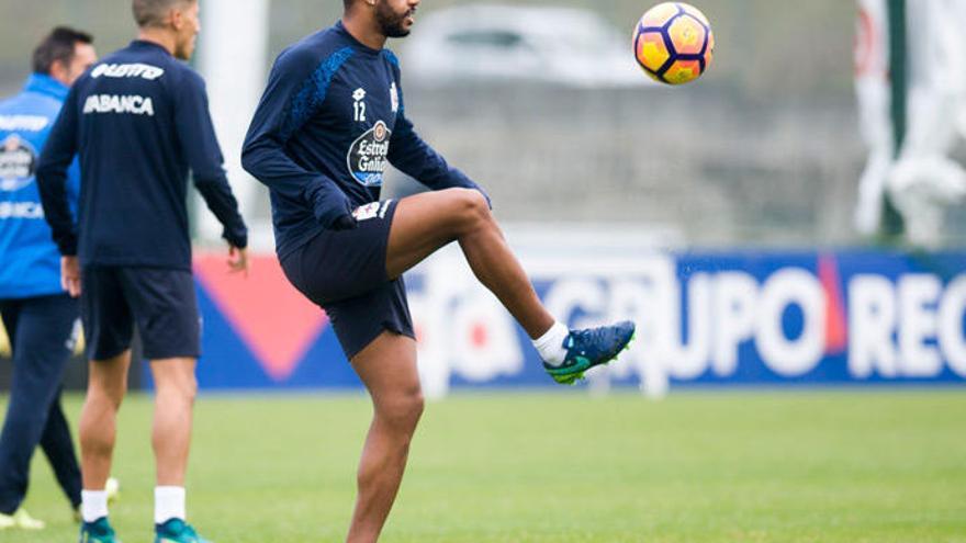 Sidnei controla un balón en Abegondo.