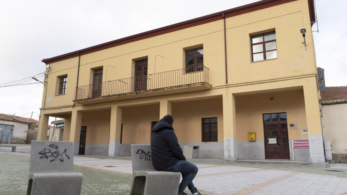 Exteriores del ayuntamiento de Morales del Vino.