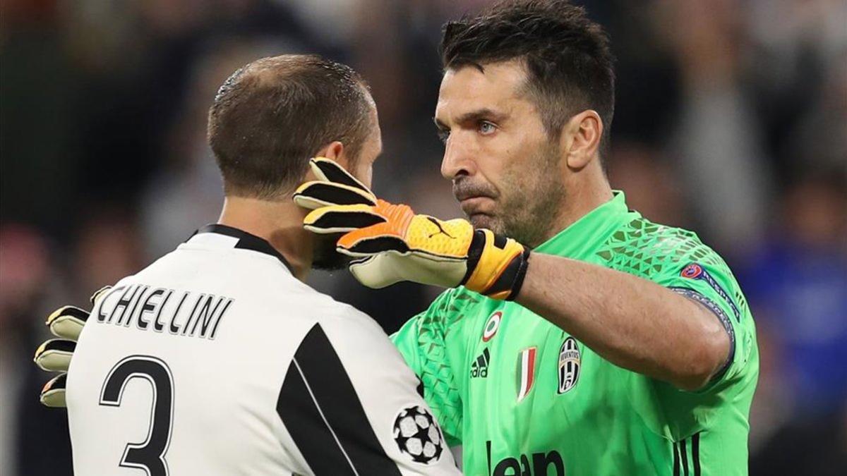 Chiellini y Buffon se abrazan tras ganar en un partido de Champions en 2017