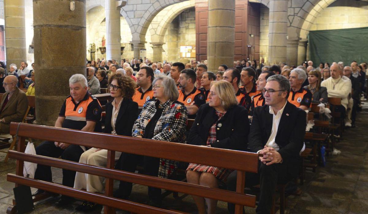 La excolegiata, repleta de asistentes en la misa previa a la bendición del estandarte. | G.NÚÑEZ