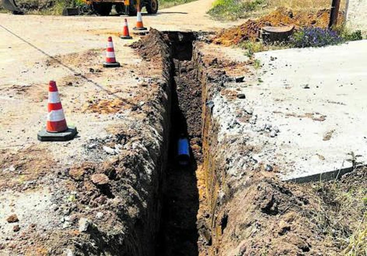 Parte de las obras en el casco urbano de Arcenillas. | A. A.