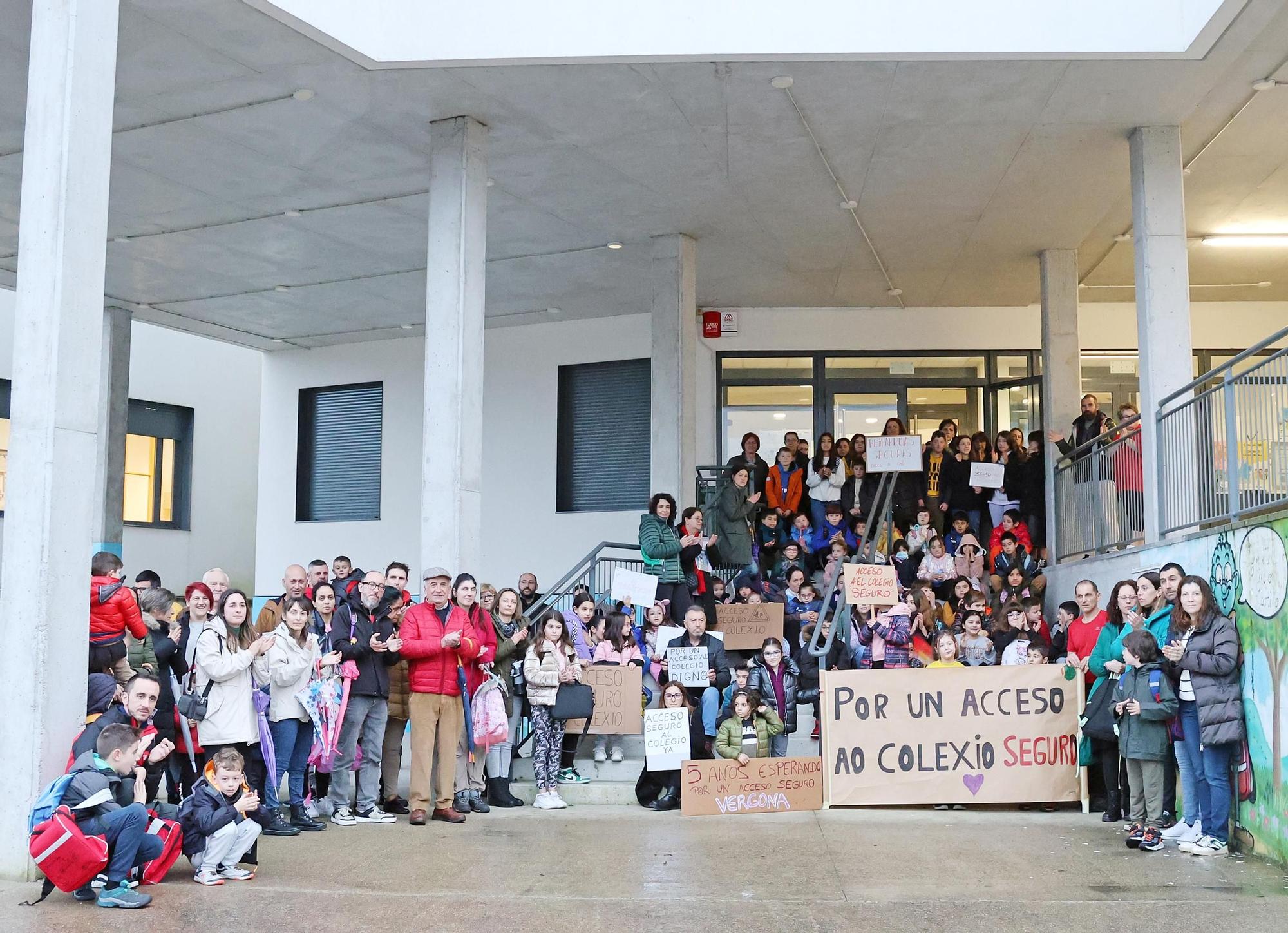 La comunidad educativa del colegio Igrexa exige la mejora de los accesos con aceras