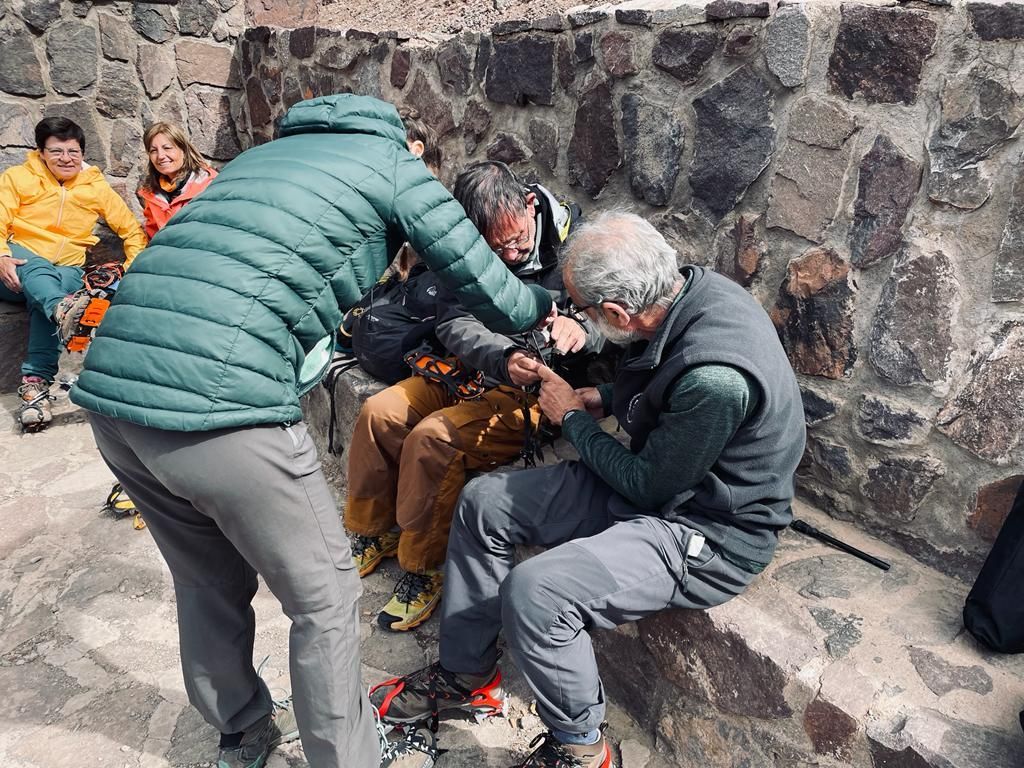 Clase de colocación de crampones como preparación para hacer cumbre.