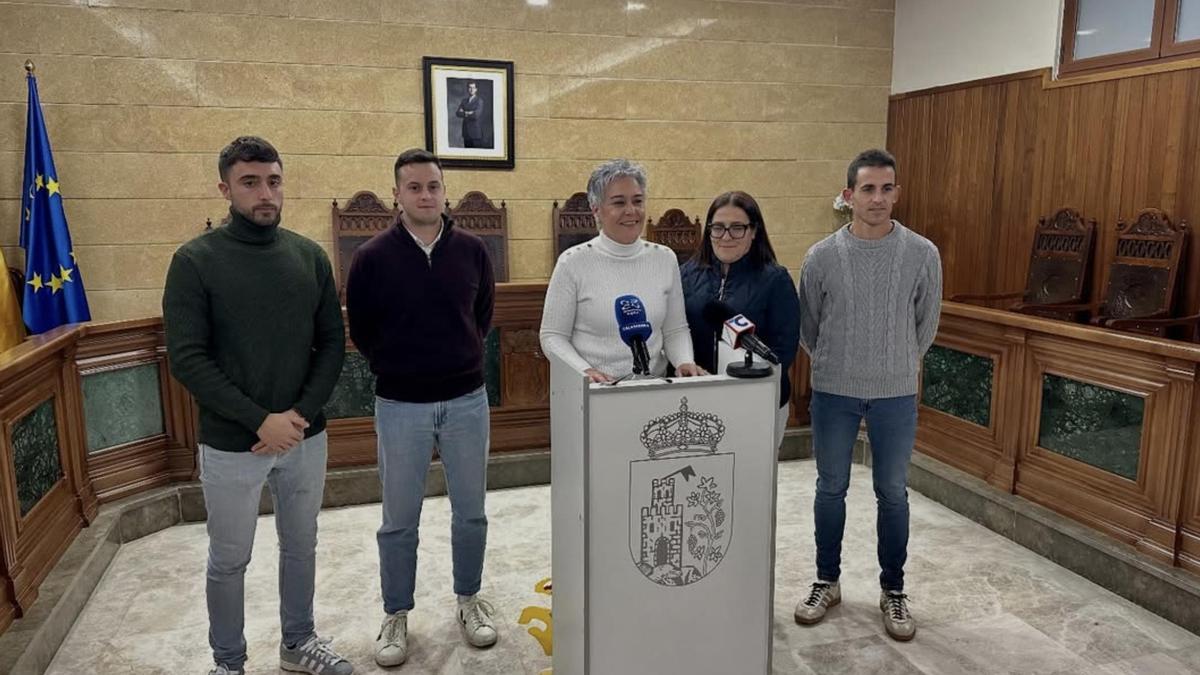La alcaldesa de Calasparra, Teresa García, junto a parte del equipo de Goberino, comparece para aclarar la ampliación de la empresa