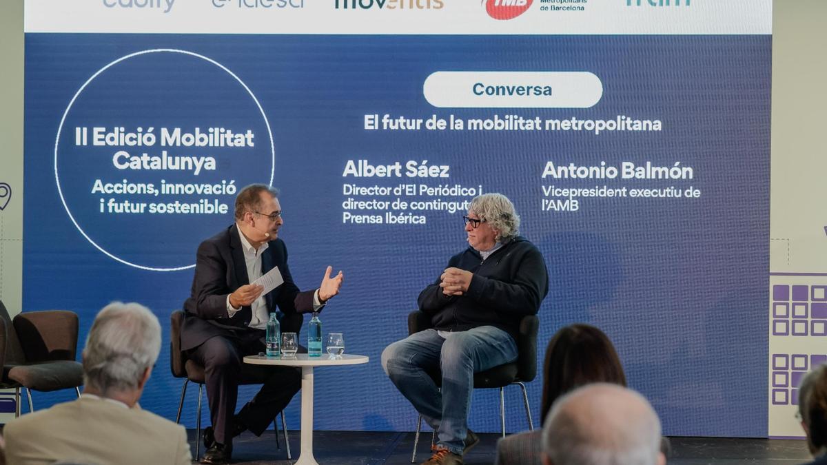 El director de EL PERIÓDICO, Albert Sáez, conversa con el vicepresidente ejecutivo del AMB, Antonio Balmón, en la segunda edición de la jornada Mobilitat Catalunya.