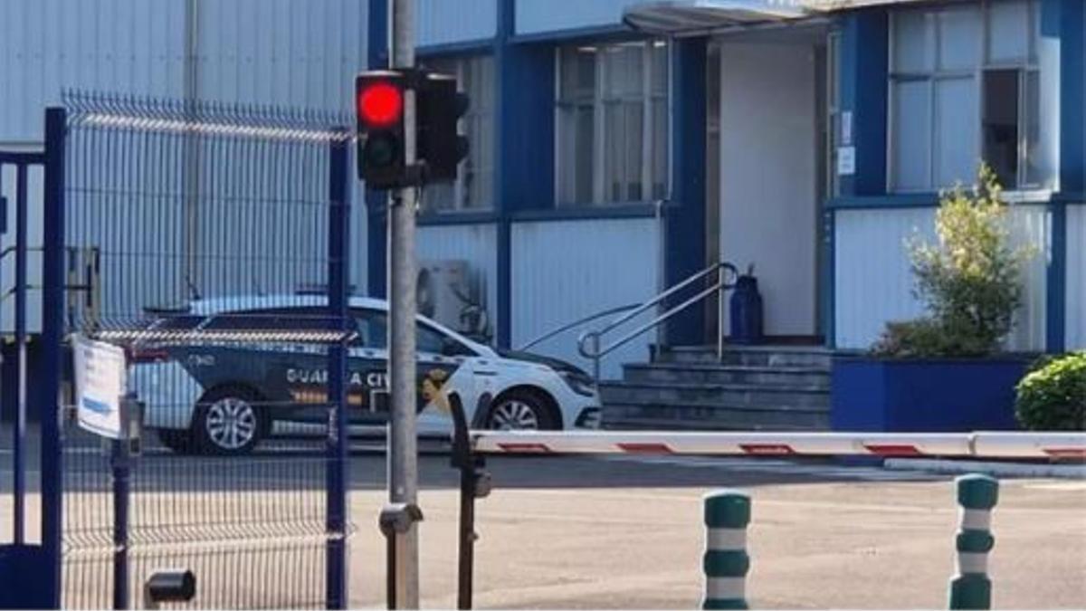 Un cotxe de la Guàrdia Civil, ahir, a les instal·lacions de l'empresa on Muñoz fingia treballar.